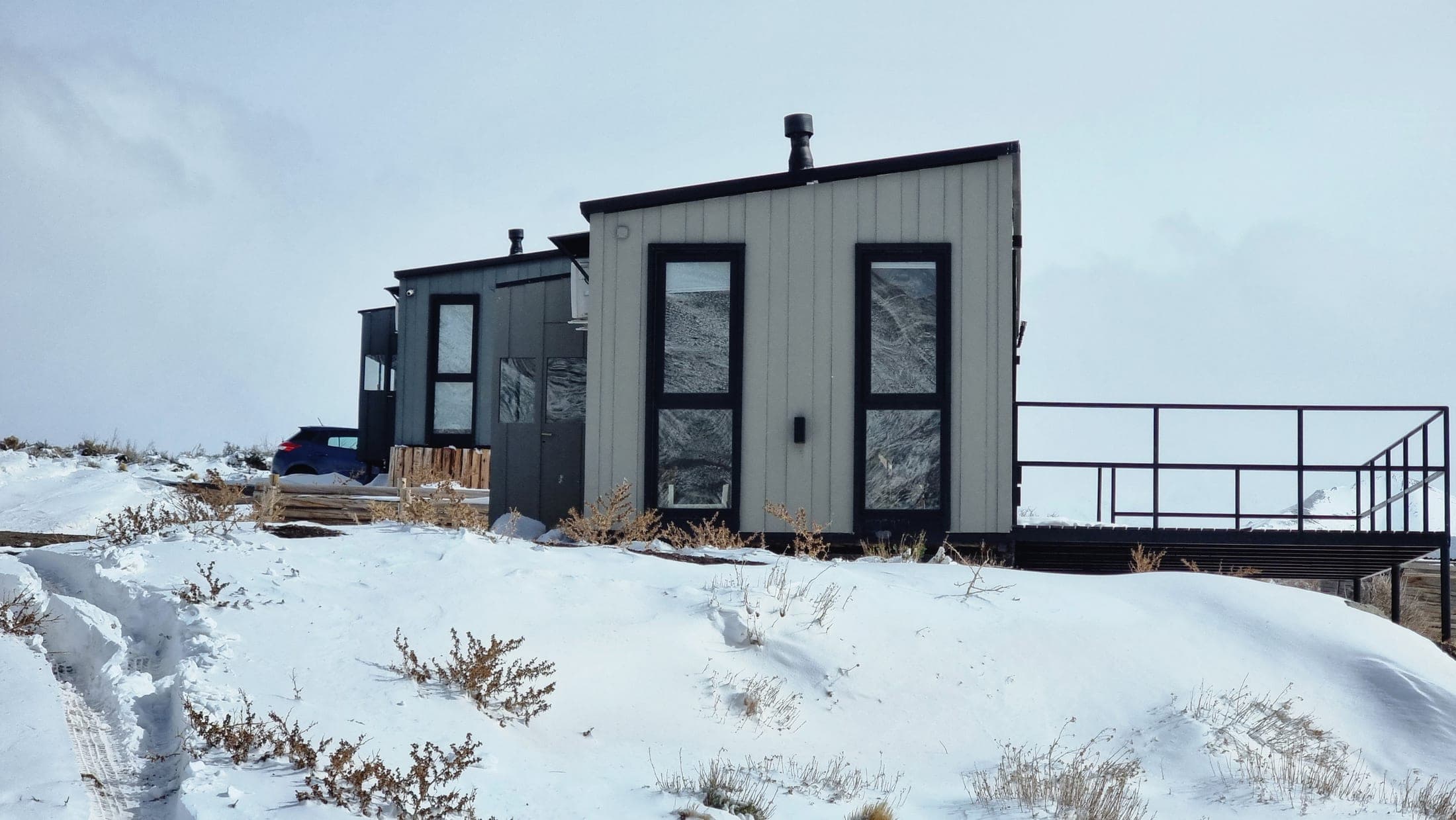 Cabañas de Summit Trip Winter Lodge sobre la nieve, con la cordillera de fondo