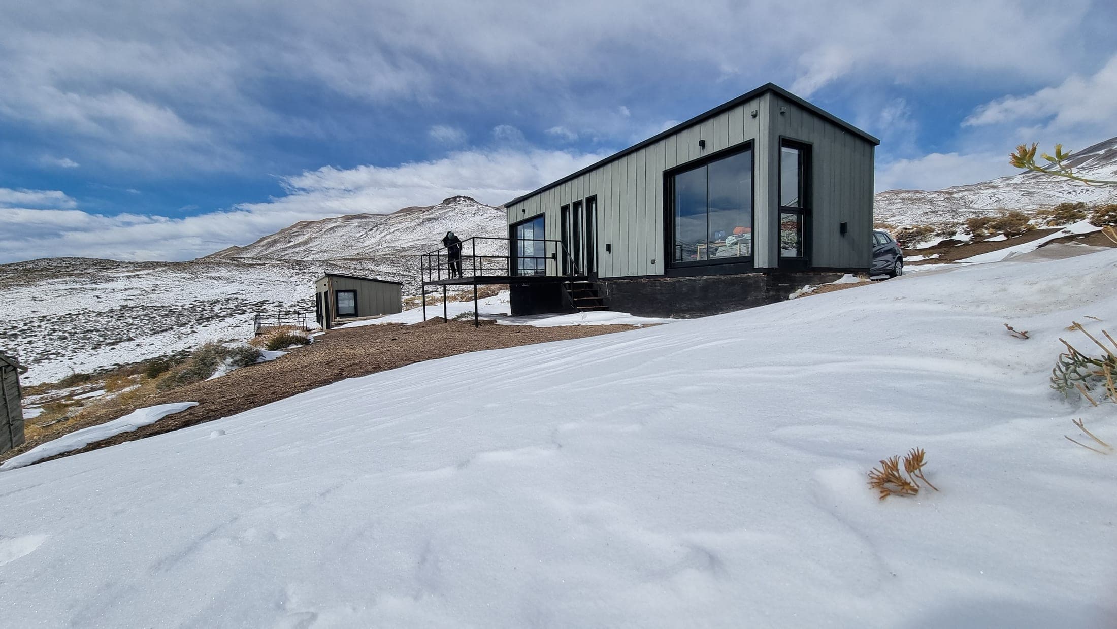 Cabañas de Summit Trip Winter Lodge sobre la nieve, con la cordillera de fondo