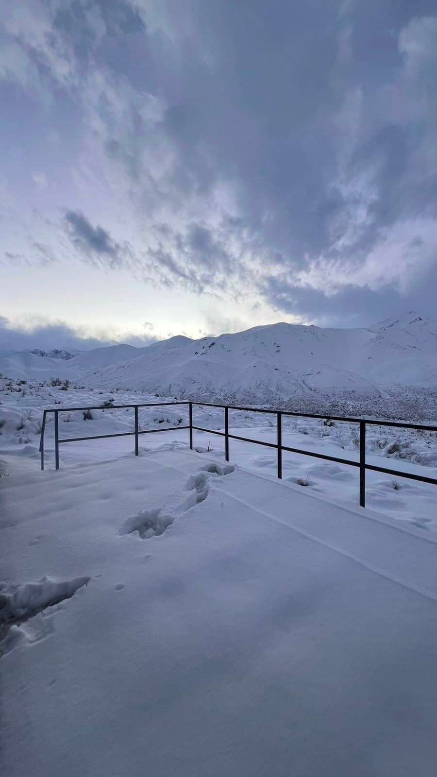 Atardecer nevado visto desde el deck de la cabaña
