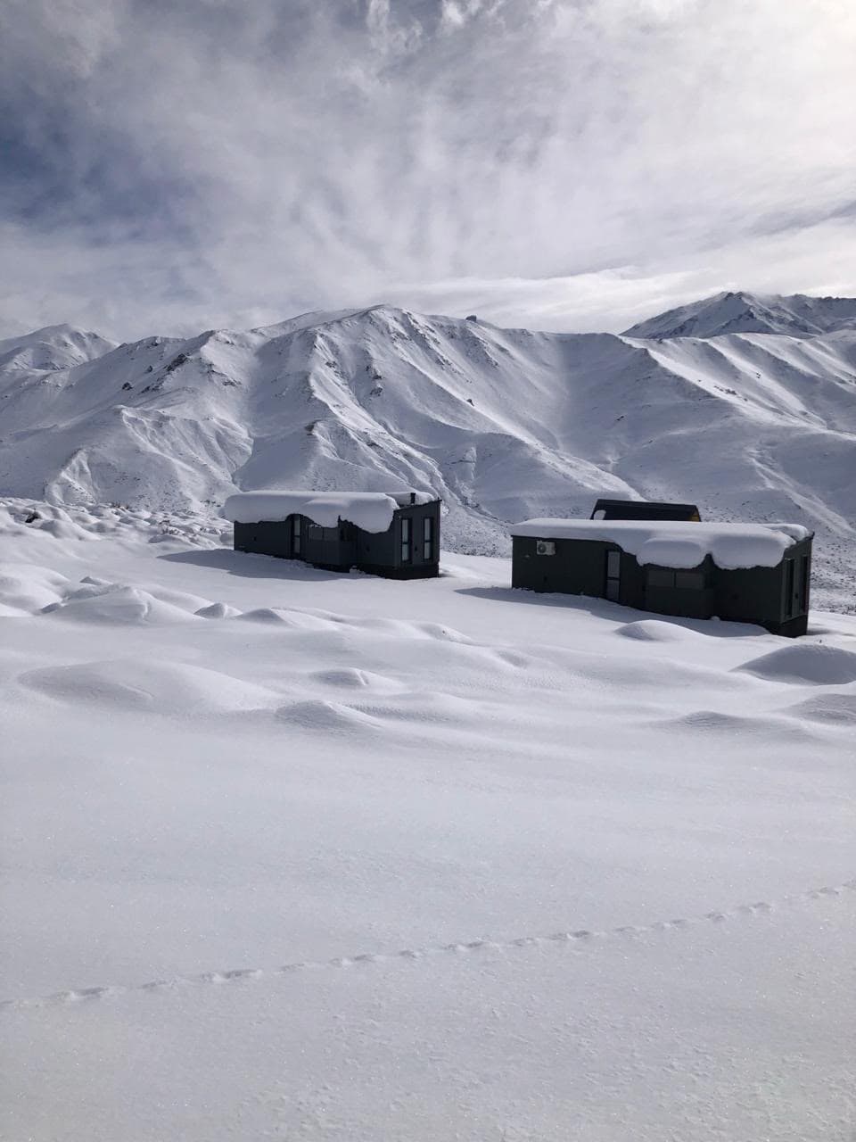 Cabañas semienterradas en nieve tras una nevada intensa